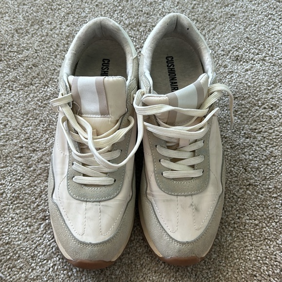 Cushionaire Sneakers, Size 7 - Picture 2 of 11
